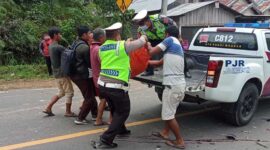 Sat Lantas Polres Muaro Jambi Melakukan Evakuasi Korban Lakalantas di TKP dan Mambawa Korban Ke Rumah Sakit RSUD Ahmad Ripin Muaro Jambi. FOTO : Nurdin/bidikindonesia.id.
