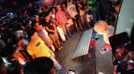 Warga Memadati TKP Kecelakaan di Simpang Rimbo Merengut Nyawa, Kaki Korban Terpisah dengan Tubuh. FOTO : Istimewa