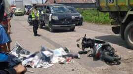 Tampak Polisi sudah Berada di TKP dan Jasad Korban Ditutup Koran oleh Warga. [FOTO : Suarodotnet]