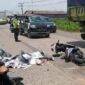 Tampak Polisi sudah Berada di TKP dan Jasad Korban Ditutup Koran oleh Warga. [FOTO : Suarodotnet]