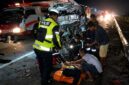 Petugas kepolisian bergerak cepat mengevakuasi korban sesaat setelah kecelakaan maut terjadi di Tol Pekanbaru-Dumai KM 46+200, Sabtu (6/6/2026) sekitar pukul 04.00 WIB. Insiden tragis ini diduga dipicu oleh pengemudi minibus yang mengalami microsleep. (Foto: Dok. Ditlantas Polda Riau)