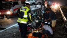 Petugas kepolisian bergerak cepat mengevakuasi korban sesaat setelah kecelakaan maut terjadi di Tol Pekanbaru-Dumai KM 46+200, Sabtu (6/6/2026) sekitar pukul 04.00 WIB. Insiden tragis ini diduga dipicu oleh pengemudi minibus yang mengalami microsleep. (Foto: Dok. Ditlantas Polda Riau)