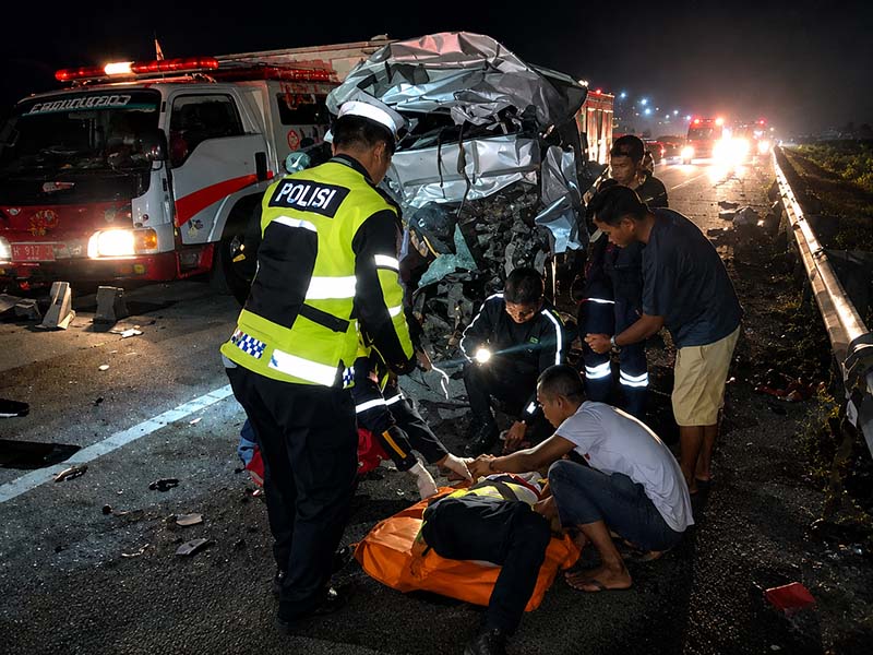 Petugas kepolisian bergerak cepat mengevakuasi korban sesaat setelah kecelakaan maut terjadi di Tol Pekanbaru-Dumai KM 46+200, Sabtu (6/6/2026) sekitar pukul 04.00 WIB. Insiden tragis ini diduga dipicu oleh pengemudi minibus yang mengalami microsleep. (Foto: Dok. Ditlantas Polda Riau)