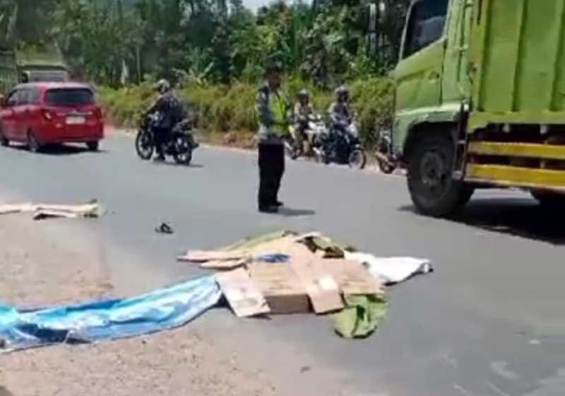 Laka Maut di Kota Jambi, 2 Orang Pengendara Sepeda Motor Meninggal Ditempat, Polisi Lakukan Olah TKP. FOTO : TL