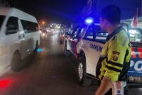 Petugas dari Unit Gakkum Sat Lantas Polresta Jambi Melakukan Oleh TKP di Lokasi Kecelakaan. [FOTO : Humas Restaja]
