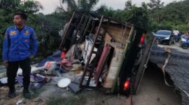 Kondisi Mobil Carry setelah ditimpa Warimesh Cor di Jalan Lintas Timur KM 112, Kelurahan Rantau Badak, Sabtu (24/6/23). FOTO : Ist 