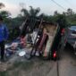 Kondisi Mobil Carry setelah ditimpa Warimesh Cor di Jalan Lintas Timur KM 112, Kelurahan Rantau Badak, Sabtu (24/6/23). FOTO : Ist 