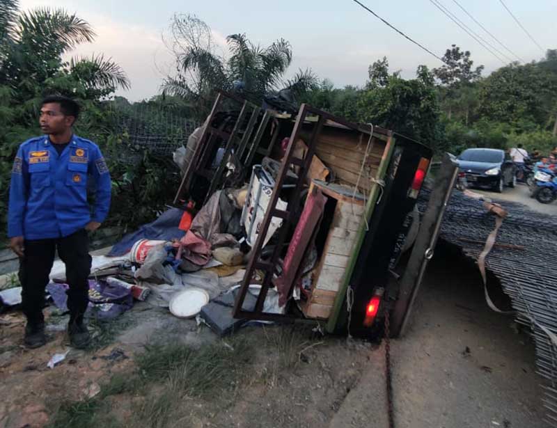 Kondisi Mobil Carry setelah ditimpa Warimesh Cor di Jalan Lintas Timur KM 112, Kelurahan Rantau Badak, Sabtu (24/6/23). FOTO : Ist 