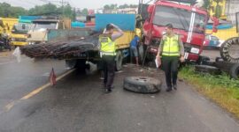 Penampakan Dua Truk yang Terlibat Tabrakan di Jalan Lingkar Barat, Kelurahan Bagan Pete, Kecamatan Alambarajo, Kota Jambi, Kamis 15 Juni 2023 sekitar pukul 15.00 WIB. FOTO : Ist