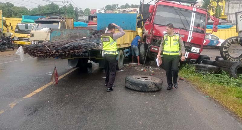 Penampakan Dua Truk yang Terlibat Tabrakan di Jalan Lingkar Barat, Kelurahan Bagan Pete, Kecamatan Alambarajo, Kota Jambi, Kamis 15 Juni 2023 sekitar pukul 15.00 WIB. FOTO : Ist