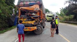 Salah Satu Truk yang Terlibat Kecelakaan Menabrak dari Belakang. FOTO : Unit Laka PMJ
