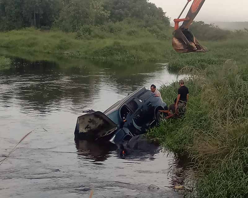 Mobil Ketua DPRD Tanjab Barat mengalami kecelakaan tunggal masuk ke kanal PT WKS dekat jembatan Saragin kawasan Jalan WKS di Betara 10, Jum'at (13/1/23).