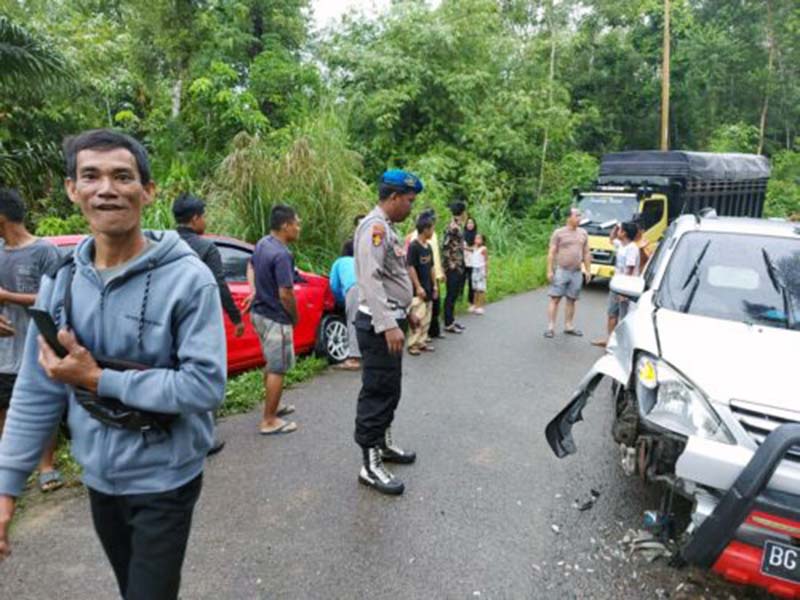 Kecelakaan Mobil Calya dengan Xenia di jalan Simpang Tiaro, Desa Sungai Ulas, Kecamatan Muara Siau, Kabupaten Merangin, Kamis (30/11/23). FOTO : HMS