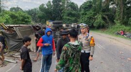 Kasat Lantas Polres Batanghari Iptu Agung Turun Langsung Urai Kemacetan Pasca Lakalantas di Jalan Lintas Muara Bulian. FOTO : HMS