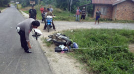 FOTO : Petugas Lalunintas Poles Tanjung Jabung Barat Saat Berada di TKP di Desa Terjun Jaya RT. 01 Kecamatan Betara Kabupaten Tanjab Barat, Senin (27/04/20)