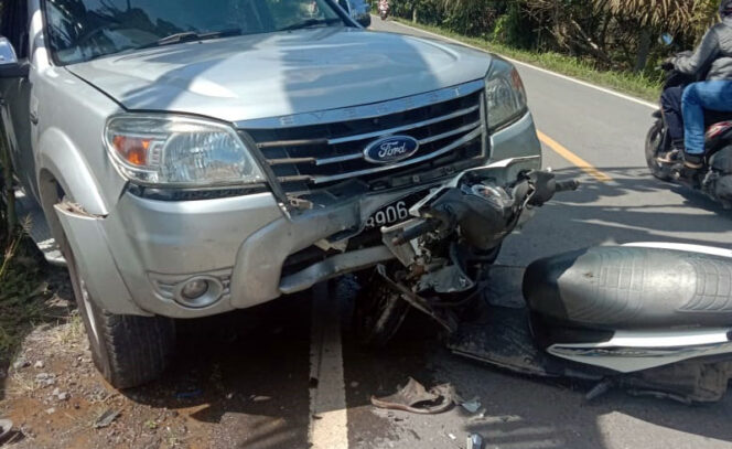 FOTO : Kondisi Motor dan Mobil yang Terlibat Kecelakaan di di jalan Lintas Tumur Kuala Tungkal-Jambi, tepatnya di Desa Muntialo RT 01, Kecamatan Betara, Kamis (27/08/20).