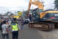 Satlantas Polres Muaro Jambi langsung menuju lokasi melakukan olah TKP dan evakuasi kendaraan terlibat laka dengan menggunakan alat berat. FOTO : Humas PMJ