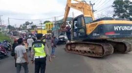 Satlantas Polres Muaro Jambi langsung menuju lokasi melakukan olah TKP dan evakuasi kendaraan terlibat laka dengan menggunakan alat berat. FOTO : Humas PMJ