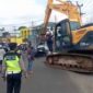Satlantas Polres Muaro Jambi langsung menuju lokasi melakukan olah TKP dan evakuasi kendaraan terlibat laka dengan menggunakan alat berat. FOTO : Humas PMJ