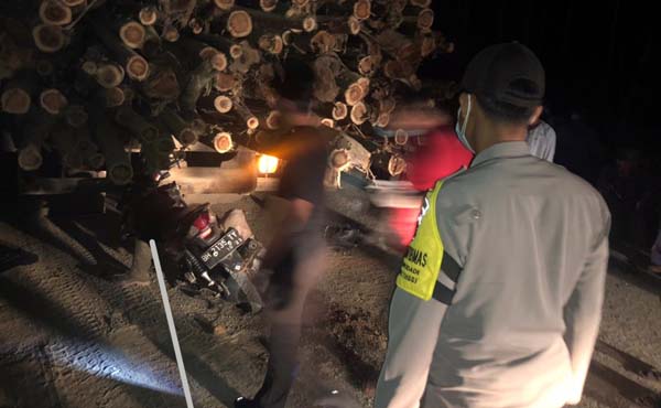 Kapolsek Tebing Tinggi dan Anggota Ketika Melakukan Evakuasi Korban dari Belakang Hino Logging. FOTO : ISTIMEWA