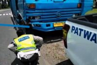 Truk Nisan Fuso Nopol BA 8697 RB terlibat Laalantas Diamankan Unit Patwal Polres Muaro di depan UIN STS Mendalo Jambi. FOTO : Taangkapan Layar Video