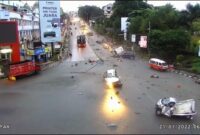 Kecelakaan maut truk tronton menabrak sejumlah pengendara di Simpang Rapak, Balikpapan, Kaltim. FOTO : Tangkapan Layar Video Amatir
