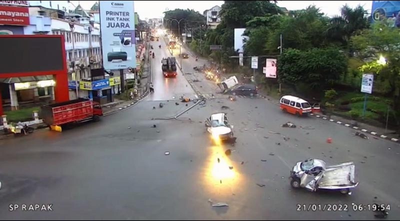Kecelakaan maut truk tronton menabrak sejumlah pengendara di Simpang Rapak, Balikpapan, Kaltim. FOTO : Tangkapan Layar Video Amatir