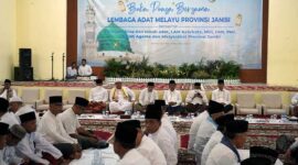 Gubernur Jambi H. Al Haris Saat Buka Puasa Lembaga Adat Melayu (LAM) Provinsi Jambi di Balairung Sari LAM Provinsi Jambi, Minggu (02/4/23) malam. FOTO : Kominfo