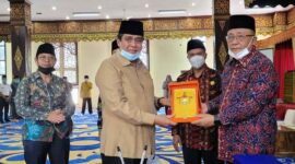 Rektor Universitas Jambi Prof. Drs. H. Sutrisno, M.Sc., Ph.D dan Ketau LAM Jambi Drs. H. Hasan Basri Agus, MM. [FOTO : Jambi.antaranews.com]