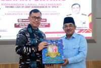 Bupati Tanjab Barat H. Anwar Sadat saat menerima kunjungan Komandan Lanal Palembang Kolonel Laut (P) Arry Hendrawan M.Tr. Opsla (kiri), di Aula Rumah Dinas Bupati, Selasa (21/4/2026). (Foto: Dok. Prokopim Tanjab Barat)