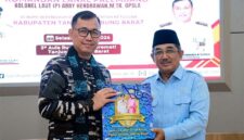 Bupati Tanjab Barat H. Anwar Sadat saat menerima kunjungan Komandan Lanal Palembang Kolonel Laut (P) Arry Hendrawan M.Tr. Opsla (kiri), di Aula Rumah Dinas Bupati, Selasa (21/4/2026). (Foto: Dok. Prokopim Tanjab Barat)