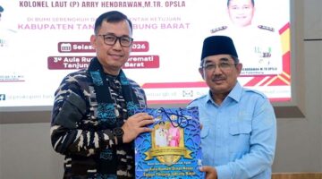 Bupati Tanjab Barat H. Anwar Sadat saat menerima kunjungan Komandan Lanal Palembang Kolonel Laut (P) Arry Hendrawan M.Tr. Opsla (kiri), di Aula Rumah Dinas Bupati, Selasa (21/4/2026). (Foto: Dok. Prokopim Tanjab Barat)