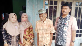 FOTO : Kadis Sosial Safruddin, MM dan Kabid Rehabilitasi Sosial dan linjamsos Hj. Siti Rahmah Kakek Hasan Basri (tengah) Saat Akan Diantar ke Panti Jompo Jambi, Jumat (06/03/20)