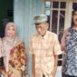 FOTO : Kadis Sosial Safruddin, MM dan Kabid Rehabilitasi Sosial dan linjamsos Hj. Siti Rahmah Kakek Hasan Basri (tengah) Saat Akan Diantar ke Panti Jompo Jambi, Jumat (06/03/20)