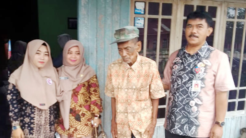 FOTO : Kadis Sosial Safruddin, MM dan Kabid Rehabilitasi Sosial dan linjamsos Hj. Siti Rahmah Kakek Hasan Basri (tengah) Saat Akan Diantar ke Panti Jompo Jambi, Jumat (06/03/20)