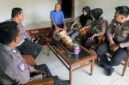 Kasat Lantas Polresta Jambi, AKP Hadi Siswanto Bersama Anggota Saat Berkunjung ke salah Satu Rumah Warga di Jl. Radja Yamin, No.42, Rt.26, Kelurahan Selamat, Kecamatan Danau Sipin, Kota Jambi, Jumat (09/05). FOTO : FIRYZHA
