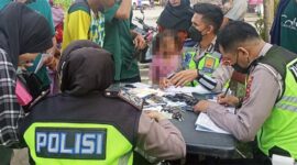 Petugas Satlantas Polres Tanjung Jabung Barat menerbitkan Surat Tilang terhadap Pengendara yang melakukan pelanggaran, Selasa (25/7/22). FOTO : lintastungkal