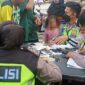 Petugas Satlantas Polres Tanjung Jabung Barat menerbitkan Surat Tilang terhadap Pengendara yang melakukan pelanggaran, Selasa (25/7/22). FOTO : lintastungkal