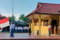 Kanit Turjagwali Satlantas Polres IPDA Hans Simangunsong  memberikan Dikmas Lantas Pembinaan Sekolah Tertib Lalu Lintas (STLL) kepada para pelajar SMA Negeri 8 Tanjab Barat, Senin (28/1/22). FOTO : Humas