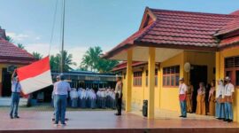 Kanit Turjagwali Satlantas Polres IPDA Hans Simangunsong  memberikan Dikmas Lantas Pembinaan Sekolah Tertib Lalu Lintas (STLL) kepada para pelajar SMA Negeri 8 Tanjab Barat, Senin (28/1/22). FOTO : Humas