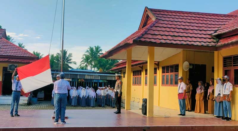 Kanit Turjagwali Satlantas Polres IPDA Hans Simangunsong  memberikan Dikmas Lantas Pembinaan Sekolah Tertib Lalu Lintas (STLL) kepada para pelajar SMA Negeri 8 Tanjab Barat, Senin (28/1/22). FOTO : Humas