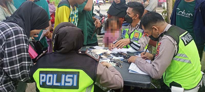 Petugas Satlantas Polres Tanjung Jabung Barat menerbitkan Surat Tilang terhadap Pengendara yang melakukan pelanggaran, Selasa (25/7/22). FOTO : lintastungkal