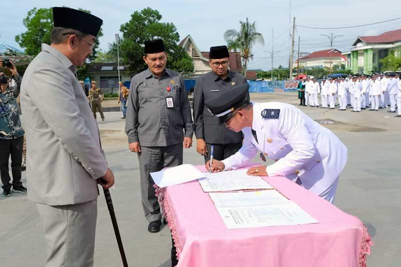 Bupati Tanjung Jabung Barat H Anwar Sadat Menyaksinakn Perwakilan Kepala Desa Teken Berita Acara Pengukuhan. FOTO : Prokopim