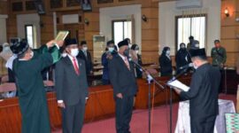 Gubernur Jambi Lantik Kepala SMAN Titian Teras dan SMKN 3 Kota Jambi, Senin (4/4/22). FOTO : Ist