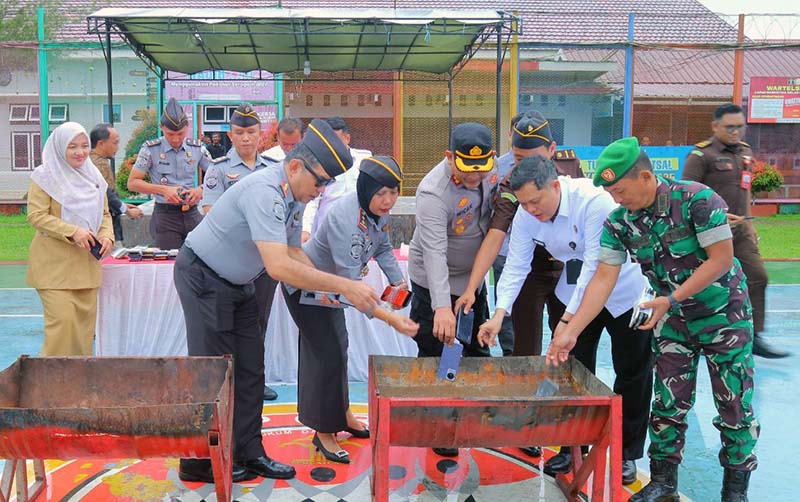 Kakanwil Ditjenpas Jambi Pimpin Apel Deklarasi Zero Halinar dan Pemusnahan Barang Hasil Razia di Lapas Narkotika Kelas IIB Muara Sabak. FOTO : HMS