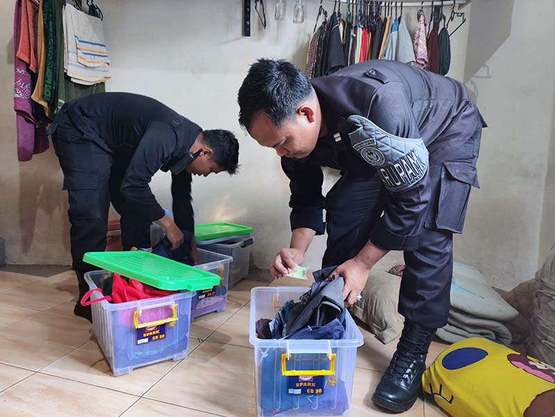 Petugas Lapas Jambi Gelar Razia Blok Hunian Warga Binaan Guna Deteksi Dini Potensi Gangguan Kamtibmas. FOTO : HMS