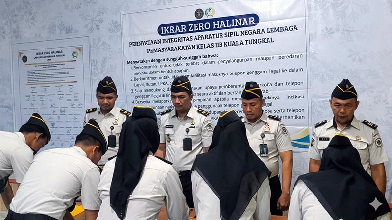 TEGAKKAN INTEGRITAS: Seluruh jajaran Lapas Kelas IIB Kuala Tungkal melaksanakan penandatanganan Ikrar Zero Halinar sebagai bentuk komitmen nyata dalam pemberantasan handphone, pungutan liar, dan narkoba di lingkungan pemasyarakatan, Senin (20/04/2026). (FOTO : Dok. Lapas/Abas/LT)