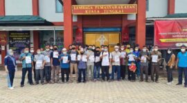 Pegawai dan PK Bapas menyerahkan Narapidana yang akan menjalani Asimilasi di rumah kepada pihak Keluarga, di Lingkungan Lapas Kelas IIB Kuala Tungkal, Jum 'at (7/1/22). Dok. HMS LAPAS