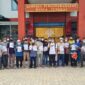 Pegawai dan PK Bapas menyerahkan Narapidana yang akan menjalani Asimilasi di rumah kepada pihak Keluarga, di Lingkungan Lapas Kelas IIB Kuala Tungkal, Jum 'at (7/1/22). Dok. HMS LAPAS