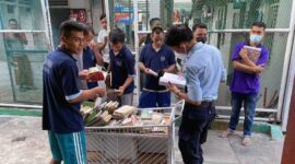WBP Lapas Kelas IIB Kuala Tungkal saat memilih bahan bacaan untuk dibaca. FOTO : HMS Lapas